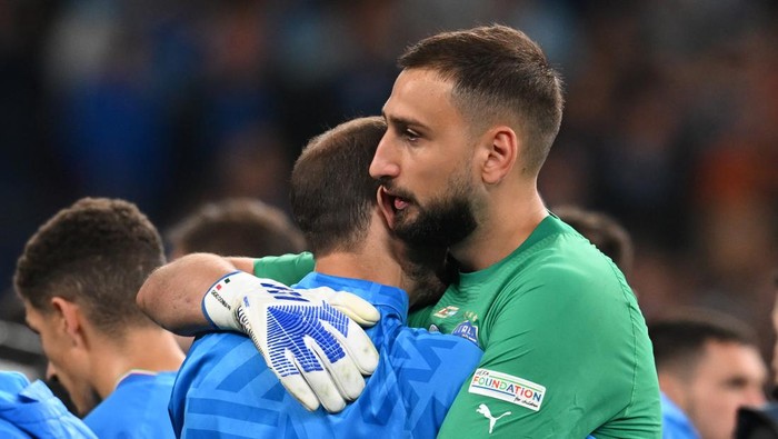 LONDON, ENGLAND - JUNE 01: Gianluigi Donnarumma of Italy consoles Giorgio Chiellini of Italy in his last game with the national team after losing the Finalissima 2022 match between Argentina and Italy at Wembley Stadium on June 01, 2022 in London, England. (Photo by Claudio Villa/Getty Images)