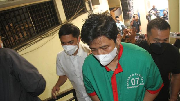 Gitaris  Kahitna Andrie Bayuajie ditangkap karena kasus psikotropika