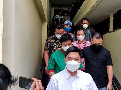 Potret Andrie Kahitna Bayuajie Tertunduk Usai Ditangkap Polisi
