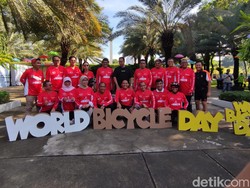 Hari Sepeda Sedunia, Anies Gowes Bareng Dubes Inggris-Turki Keliling Jakarta