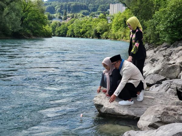 Potret Ridwan Kamil Sekeluarga Melepas Eril di Sungai Aare