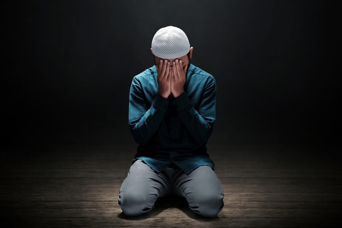Ilustrasi muslim menangis Ilustrasi muslim menangis
