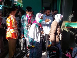 Kloter Terakhir Calon Jemaah Haji Jatim Berangkat ke Tanah Suci Malam Ini