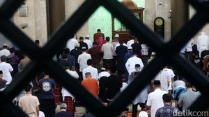 Jamaah Masjid Agung Bandung Salat Gaib untuk Eril