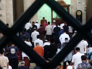 Jamaah Masjid Agung Bandung Salat Gaib untuk Eril Jamaah Masjid Agung Bandung Salat Gaib untuk Eril