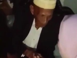 Viral Kakek 100 Tahun Nikahi Janda di Bone, Digelar Secara Siri Viral Kakek 100 Tahun Nikahi Janda di Bone, Digelar Secara Siri