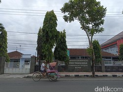 Ribuan Warga Blitar Adu Nasib Daftar Jadi TKI