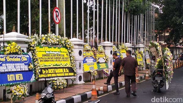 Foto: Karangan Bunga untuk Eril Terpajang di Rumdin Ridwan Kamil