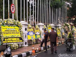Foto: Karangan Bunga untuk Eril Terpajang di Rumdin Ridwan Kamil