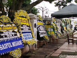 Karangan Bunga Mulai Hiasi Rumah Dinas Ridwan Kamil
