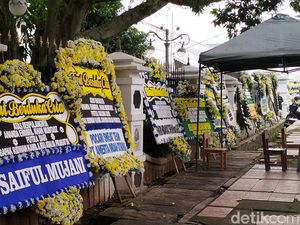 Karangan Bunga Mulai Hiasi Rumah Dinas Ridwan Kamil Karangan Bunga Mulai Hiasi Rumah Dinas Ridwan Kamil