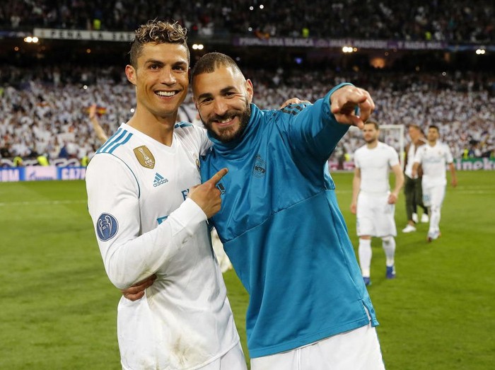 MADRID, SPAIN - MAY 01: Karim Benzema (R) and Cristiano Ronaldo of Real Madrid celebrate after the UEFA Champions League Semi Final Second Leg match between Real Madrid and Bayern Muenchen at Estadio Santiago Bernabeu on May 1, 2018 in Madrid, Spain. (Photo by Angel Martinez/Real Madrid via Getty Images)