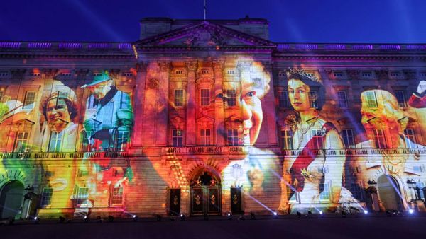 Keren! Video Mapping Ratu Elizabeth II Ada di Depan Istana Buckingham