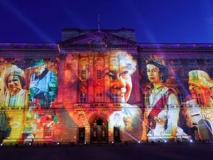 Keren! Video Mapping Ratu Elizabeth II Ada di Depan Istana Buckingham