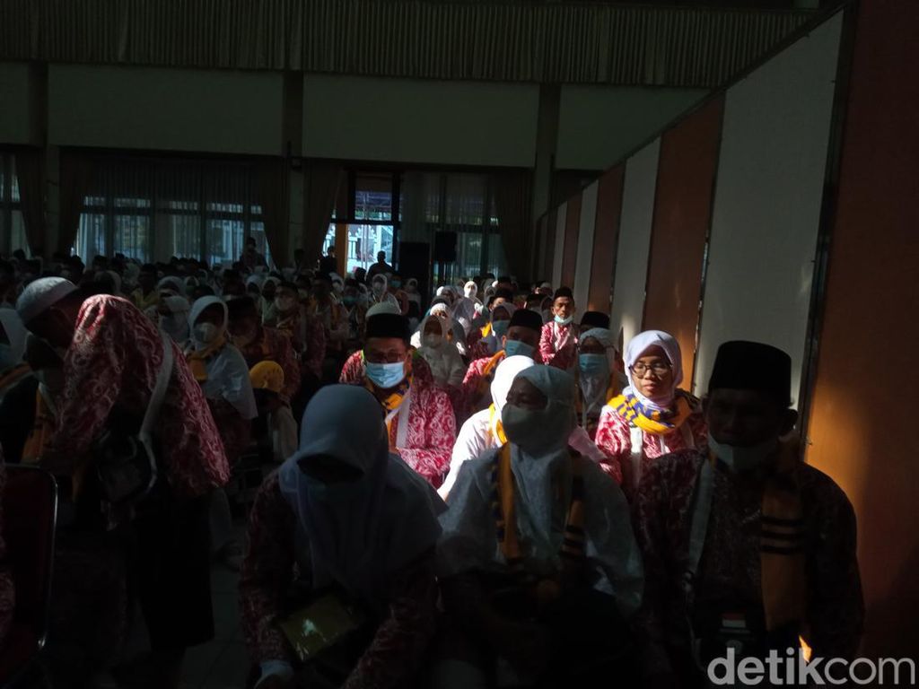 Kloter Pertama Jemaah Haji Asal Jawa Barat Tiba di Asrama Haji Bekasi