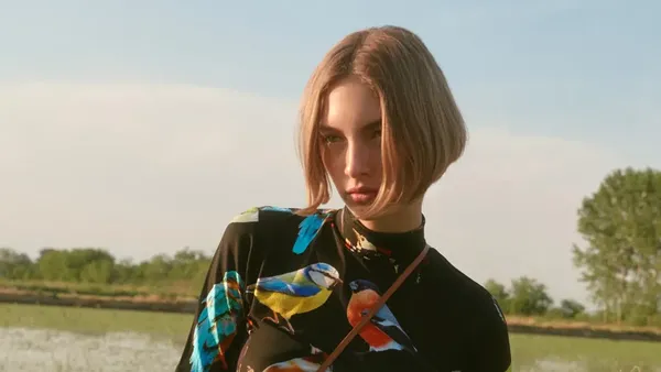 10 Koleksi Busana Stella McCartney Resort 2023, Merayakan Kembali Masa Muda