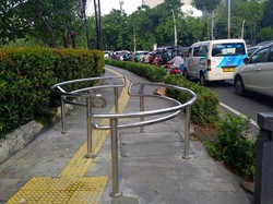 Selesai Dipasang, Begini Penampakan Portal S di Trotoar Metropole