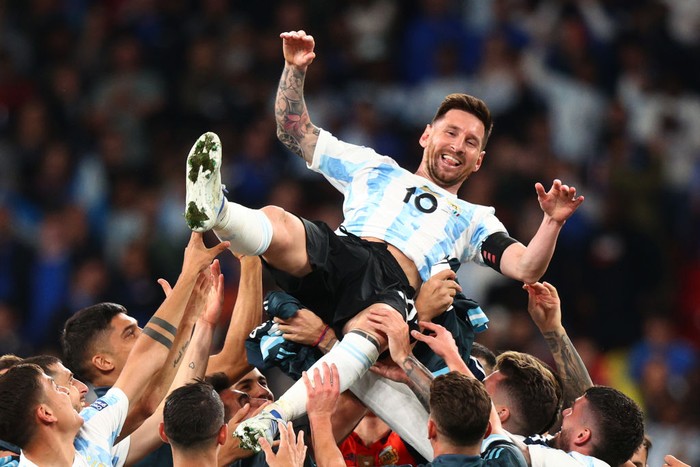 LONDON, ENGLAND - JUNE 01: Lionel Messi of Argentina is thrown in the air by his teammates as they celebrate their sides victory in the 2022 Finalissima match between Italy and Argentina at Wembley Stadium on June 01, 2022 in London, England. (Photo by Clive Rose/Getty Images)
