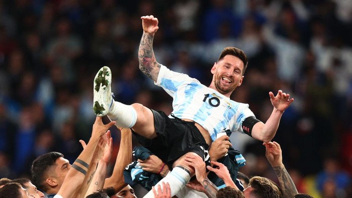 LONDON, ENGLAND - JUNE 01: Lionel Messi of Argentina is thrown in the air by his teammates as they celebrate their sides victory in the 2022 Finalissima match between Italy and Argentina at Wembley Stadium on June 01, 2022 in London, England. (Photo by Clive Rose/Getty Images)