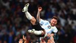 Foto: Hip Hip Hura! Tim Tango Lempar Lionel Messi ke Udara
