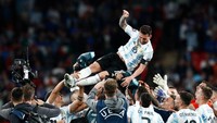 Skuad Argentina ramai-ramai mengapresiasi Messi dengan beramai-ramai melemparkannya ke udara. Foto: DeFodi Images via Getty Images/DeFodi Images