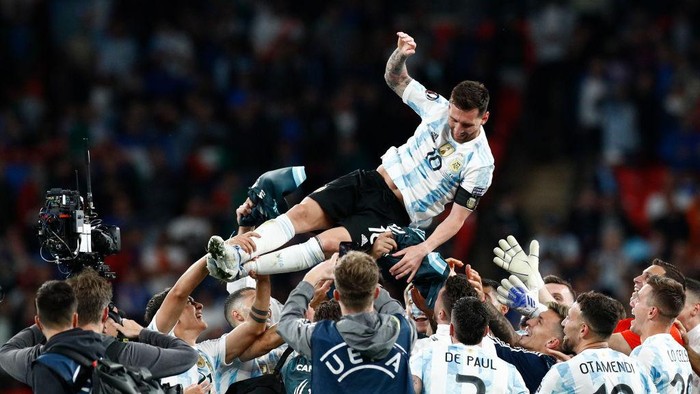 LONDON, ENGLAND - JUNE 01: Lionel Messi of Argentina celebrates after winning the Finalissima 2022 match between Italy and Argentina at Wembley Stadium on June 1, 2022 in London, England. (Photo by Matteo Ciambelli/DeFodi Images via Getty Images)