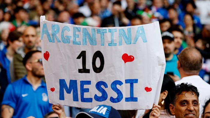 Lionel Messi LONDON, UNITED KINGDOM - JUNE 1: Supporters of Argentina with Angel Correa of Argentina banner for Lionel Messi of Argentina during the International Friendly match between Italy v Argentina at the Wembley Stadium on June 1, 2022 in London United Kingdom (Photo by Richard Sellers/Soccrates/Getty Images)