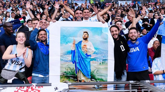 Lionel Messi LONDON, ENGLAND - JUNE 01: Argentina supporters cheer for their team during the Finalissima Final match between Italy and Argentina at Wembley Stadium on June 1, 2022 in London, England. (Photo by Marcio Machado/Eurasia Sport Images/Getty Images)