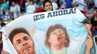 Tentu saja Argentina juga punya Dewa lain sebelum Messi, yakni Diego Maradona. Keduanya adalah legenda. Foto: Getty Images/Marc Atkins
