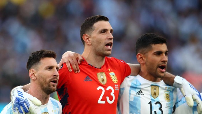 LONDON, ENGLAND - JUNE 01:  Lionel Messi, Emiliano Martinez and Cristian Romero of Argentina line up for the national anthems prior to the 2022 Finalissima match between Italy and Argentina at Wembley Stadium on June 1, 2022 in London, England. (Photo by Chris Brunskill/Fantasista/Getty Images)