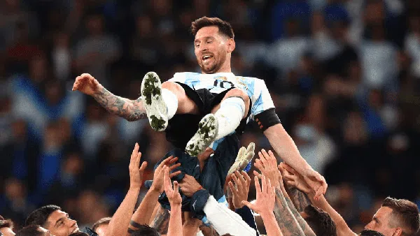 Foto: Hip Hip Hura! Tim Tango Lempar Lionel Messi ke Udara