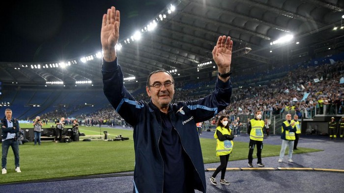 ROME, ITALY - MAY 21: SS Lazio head coach Maurizio Sarri acknowledges the fans after the Serie A match between SS Lazio and Hellas Verona FC at Stadio Olimpico on May 21, 2022 in Rome, Italy. (Photo by Marco Rosi/Getty Images)