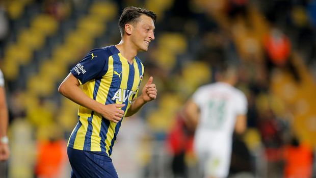 ISTANBOEL, TURKEY - SEPTEMBER 23: Mesut Ozil of Fenerbahce during the Turkish Super Lig match between Fenerbahce and Giresunspor at ükrü Saracolustadion on September 23, 2021 in Istanboel, Turkey (Photo by /BSR Agency/Getty Images)