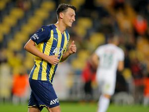 Mesut Oezil Tegaskan Belum Mau Pensiun