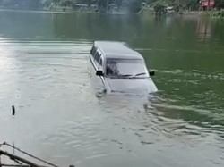 Mobil Kijang Tenggelam di Telaga Ngebel Ponorogo