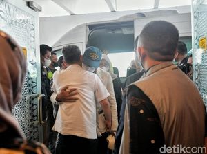 Video: Topi Biru Ridwan Kamil dan Peluk Hangat Keluarga di Indonesia