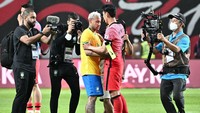 Dicomblangi oleh Emerson, pemain Brasil di Tottenham Hotspur, Son akhirnya juga bisa bertukar jersey dengan Neymar yang disebutnya sebagai pemain terbaik dunia saat ini. Foto: AFP via Getty Images/ANTHONY WALLACE