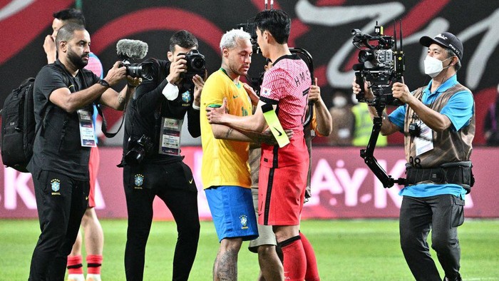 Neymar, Son Heung-min Brazil's forward Neymar (centre L) and South Korean forward Son Heung-min (centre R) hug after full time at Seoul World Cup Stadium in Seoul on June 2, 2022, after a friendly football match between South Korea and Brazil. (Photo by ANTHONY WALLACE / AFP) (Photo by ANTHONY WALLACE/AFP via Getty Images)