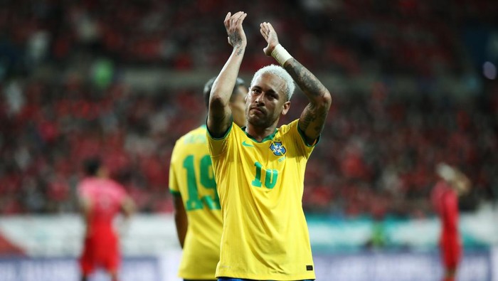 SEOUL, SOUTH KOREA - JUNE 02: Neymar Jr. of Brazil applauds fans after scoring his sides second goal during the international friendly match between South Korea and Brazil at Seoul World Cup Stadium on June 2, 2022 in Seoul, South Korea. (Photo by Chung Sung-Jun/Getty Images)