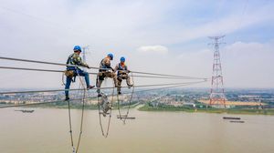 Tengok Aksi Berani Para Jawara di Menara SUTET Tertinggi Dunia