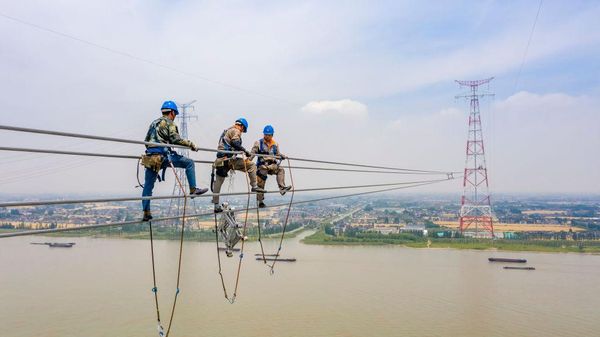 Tengok Aksi Berani Para Jawara di Menara SUTET Tertinggi Dunia