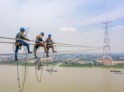 Tengok Aksi Berani Para Jawara di Menara SUTET Tertinggi Dunia