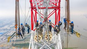 Para Pemberani dari China, Pasang Kabel Menara SUTET Tertinggi Sejagat
