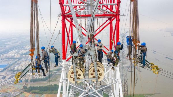 Para Pemberani dari China, Pasang Kabel Menara SUTET Tertinggi Sejagat
