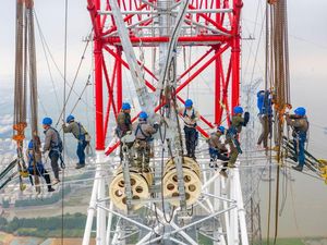 Para Pemberani dari China, Pasang Kabel Menara SUTET Tertinggi Sejagat