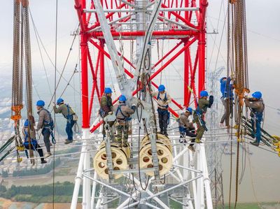 Para Pemberani dari China, Pasang Kabel Menara SUTET Tertinggi Sejagat