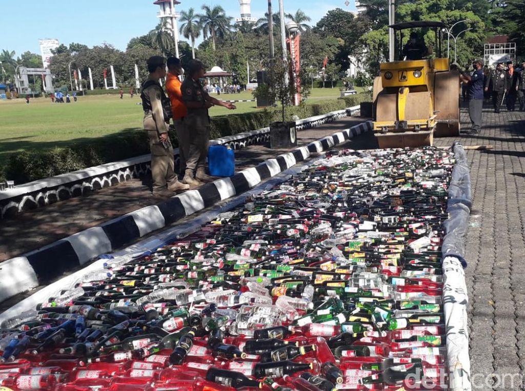 Ribuan Botol Miras Hasil Operasi Satpol PP Bogor Dimusnahkan