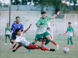 Aji Santoso Cari Komposisi Pas untuk Jungkalkan Persib