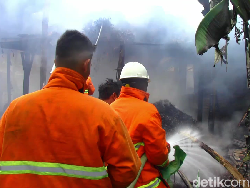 Pabrik Penyulingan Cengkeh di Lumajang Ludes Terbakar