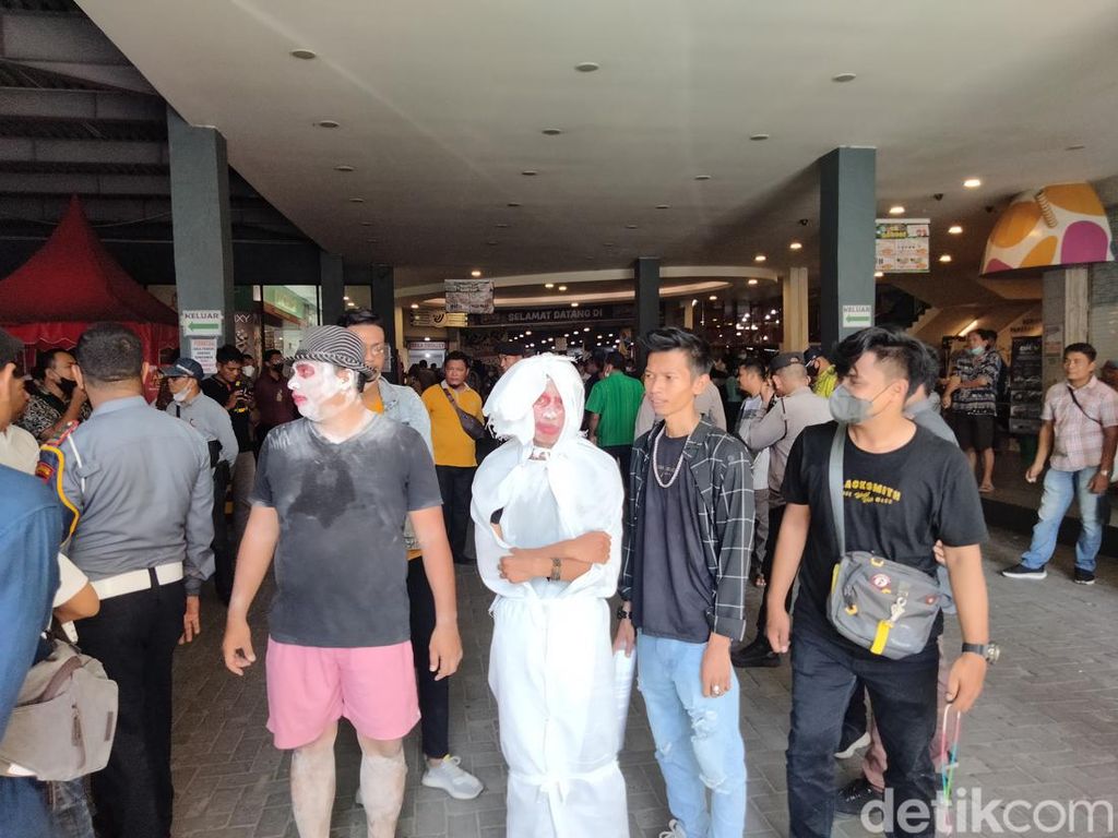 Pocong Muncul Siang Bolong, Pengunjung Mall di Asahan Terkejut